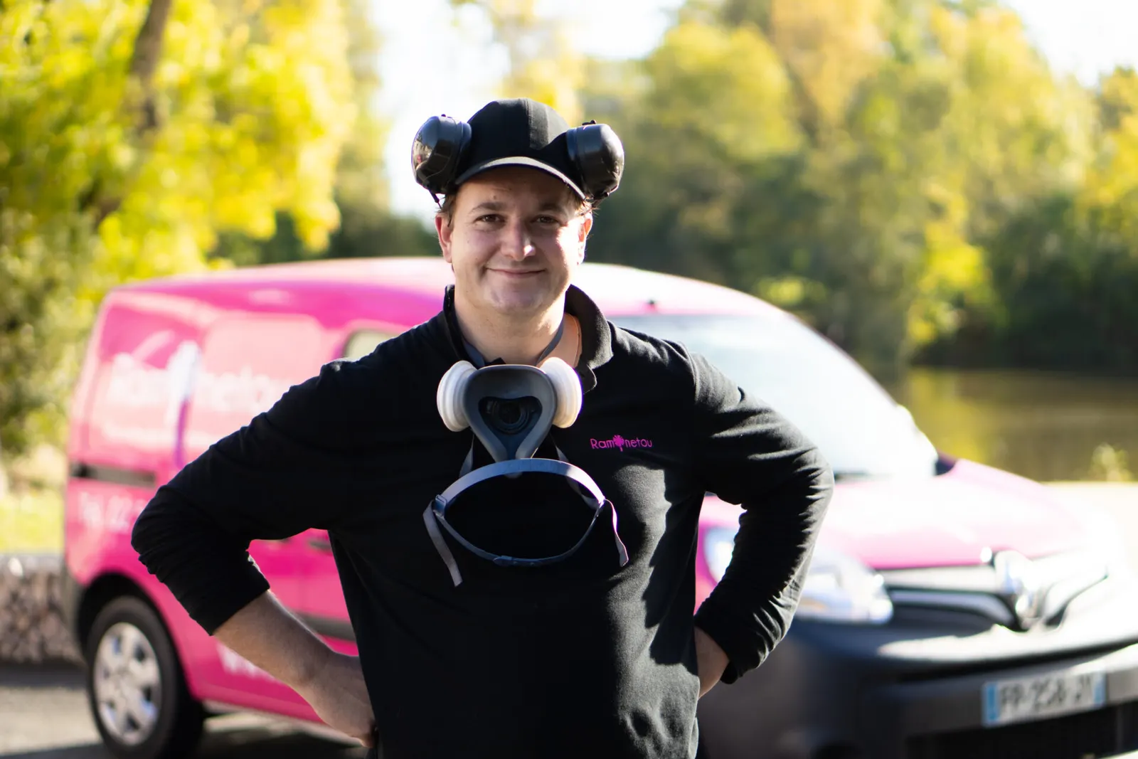 Technicien Ramonetou devant son utilitaire rose